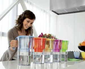 Kevesebb hulladék keletkezik, nem kell tárolni sem pl. egy zsugorral és könnyedén tölthető vagy egy egy csatos üvegben hűthető (IKEA 1 l)