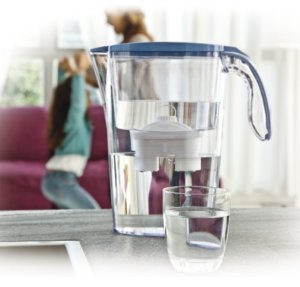 Könnyen hűthető is, az IKEA-ban kapható 1 literes csattos üvegeben, ez a hűtő ajtajába pont befér